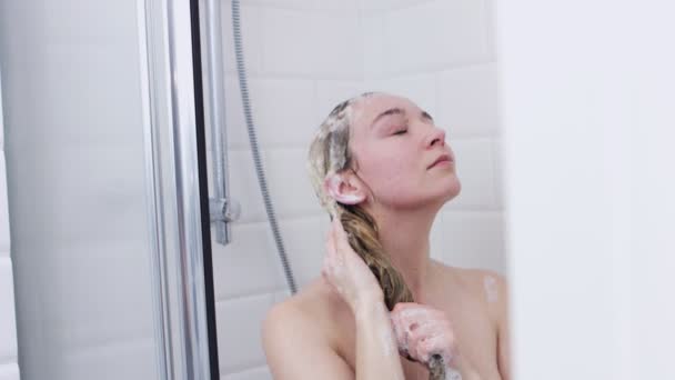 Mulher com shampoo — Vídeo de Stock