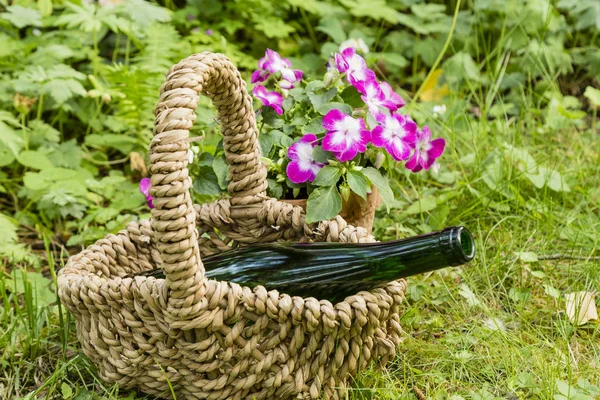 Натюрморт с бутылкой вина в саду — стоковое фото
