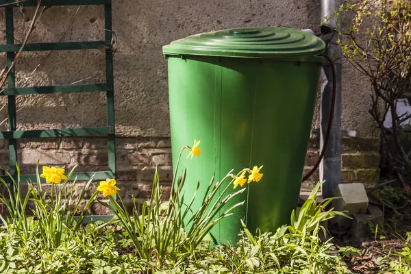 Rain barrel in a garden — Stock Photo, Image