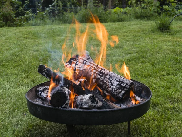 Cuenco de fuego en un jardín — Foto de Stock
