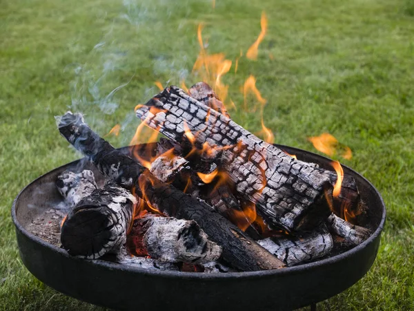 Cuenco de fuego en un jardín — Foto de Stock