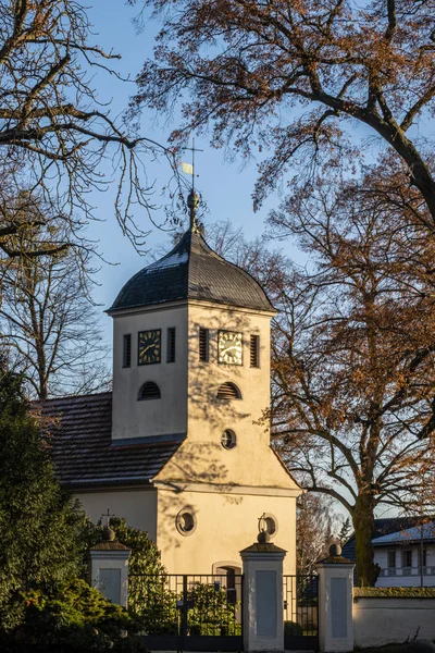 Falusi templom Berlin-Kladow, Németország — Stock Fotó