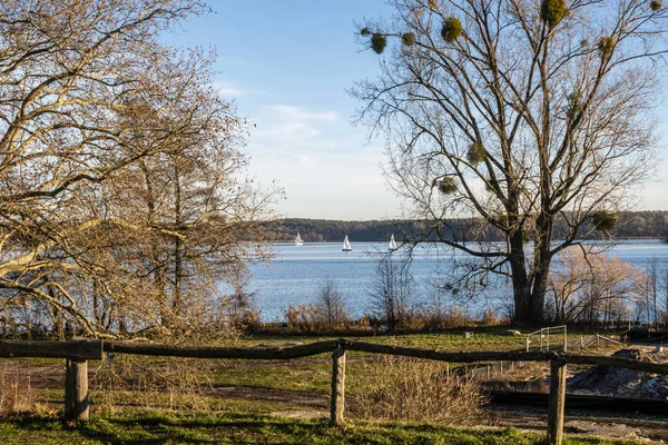 Jezero s plachetnicemi v zimě — Stock fotografie