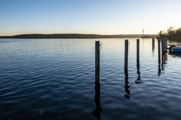 Lago com torre de telecomunicações no inverno — Fotografia de Stock