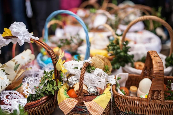 Paniers de Pâques dans l'église polonaise — Photo