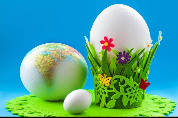 复活节彩蛋和全球 — 图库照片