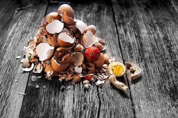 Пасхальные яйца на деревянном столе — стоковое фото