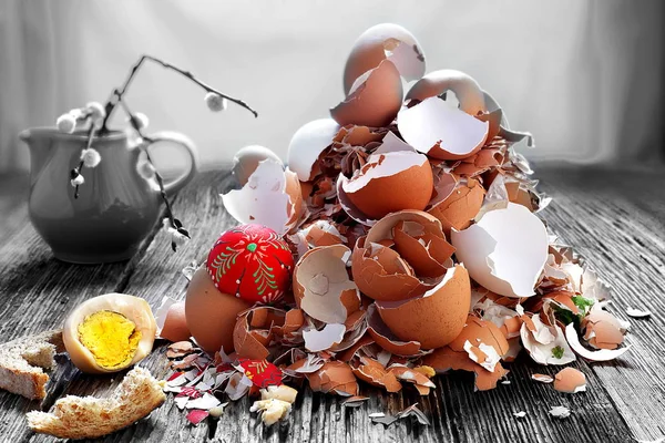 Великодні яйця на дерев'яному столі — стокове фото