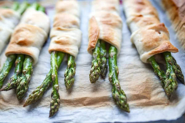 Zielony świeże szparagi z parmezanem w ciasto francuskie — Zdjęcie stockowe