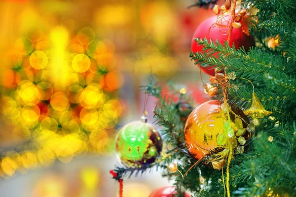 Kerstboom, decoratie en geschenken — Stockfoto