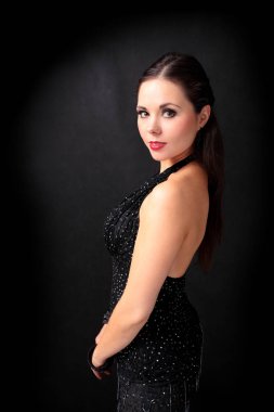 Çekici genç kız, tango oluşturma koyu arka plan üzerinde akşam içinde profesyonel dansçı