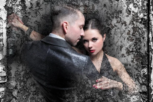Atraktivní Pár Profesionálních Tanečníků Tančí Vášnivé Tango Tmavém Pozadí — Stock fotografie