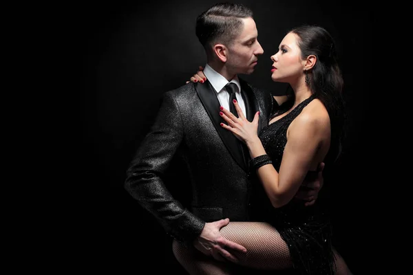 Attraktives Paar Professioneller Tänzer Die Leidenschaftlichen Tango Auf Dunklem Hintergrund — Stockfoto