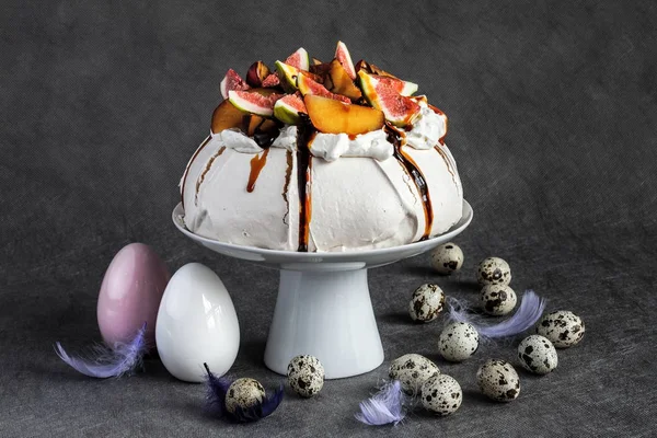 グレーとイースターのウズラ卵に新鮮な果物と素晴らしいイースター メレンゲ — ストック写真