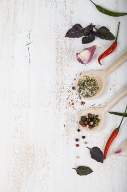 Sebze ve ahşap bir masa içinde baharatlar