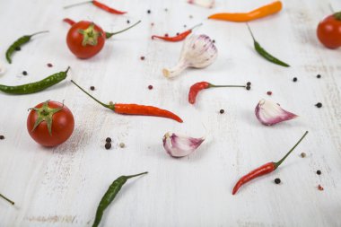 Sebze ve ahşap bir masa içinde baharatlar