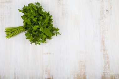 Hafif ahşap zemin üzerine maydanoz