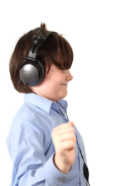 Glücklicher Teenager, der Musik hört — Stockfoto