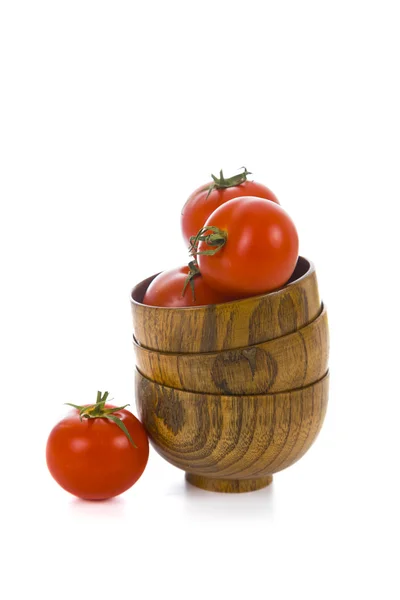 Tomates mûres dans des bols en bois — Photo