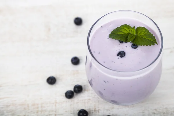 Smoothie mit Blaubeeren auf einem Holztisch — Stockfoto