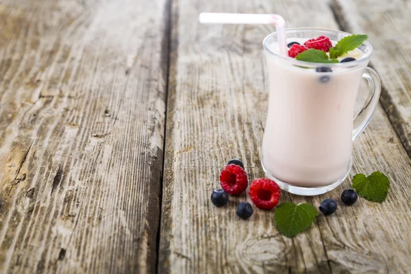 Batido con arándanos y frambuesas —  Fotos de Stock