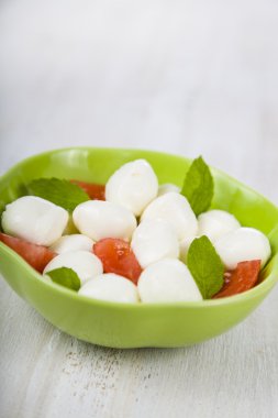 Ahşap bir masa üzerinde Caprese salatası