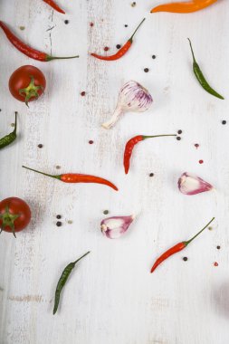 Sebze ve ahşap bir masa içinde baharatlar