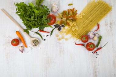 Pişmemiş makarna ve baharatlar 