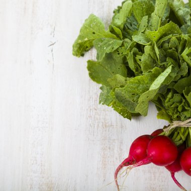  Turp yaprakları üzerinde ahşap bir masa ile