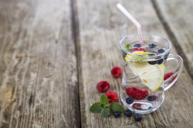 Ev yapımı limonata taze çilek ile 