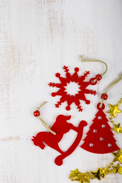 木製の背景のクリスマス飾り — ストック写真