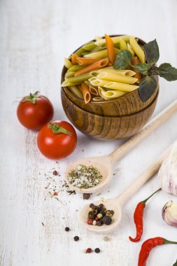 Pişmemiş makarna ve baharatlar