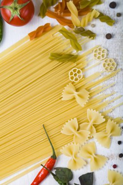 Pişmemiş makarna ve baharatlar  