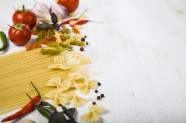 Pişmemiş makarna ve baharatlar  