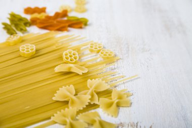 Pişmemiş makarna ve baharatlar  