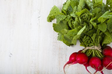  Turp yaprakları üzerinde ahşap bir masa ile