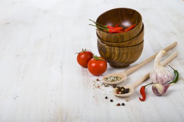 Sebze ve ahşap kase içinde baharatlar 