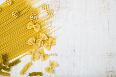 Pişmemiş makarna ve baharatlar 