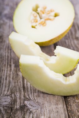 Ahşap bir masada kavun.