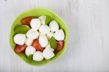 Ahşap bir masa üzerinde Caprese salatası
