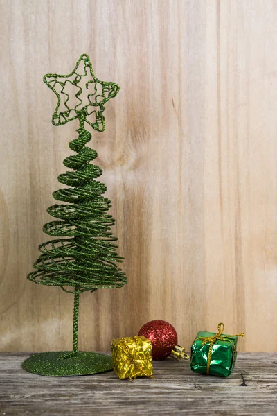 Weihnachtsschmuck auf dem hölzernen Hintergrund — Stockfoto