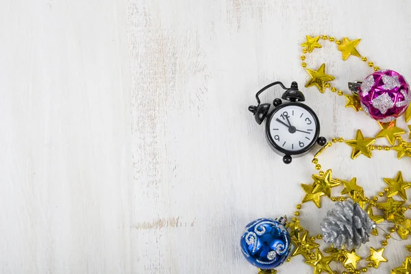 Decoraciones de Navidad y reloj — Foto de Stock