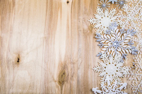 Χριστούγεννα νιφάδες χιονιού στο ξύλινο πλαίσιο — Φωτογραφία Αρχείου