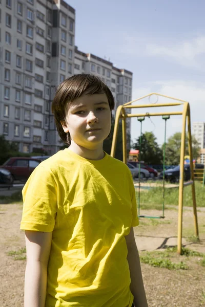 Teenager walking in the city at summer day — Stock Photo, Image