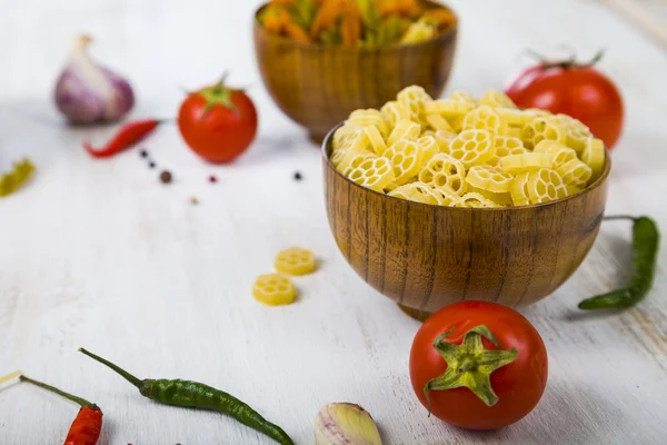 Pasta cruda y especias en mesa de madera —  Fotos de Stock