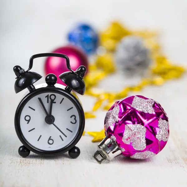 Decorazioni natalizie e orologio — Foto Stock