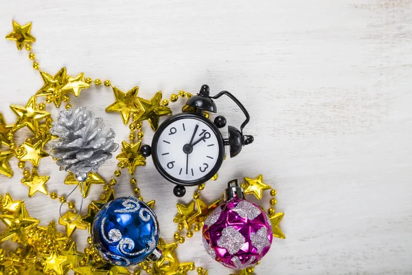 Рождественские украшения и часы — стоковое фото