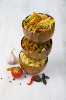 Makarna ile ahşap kase gelen piramit