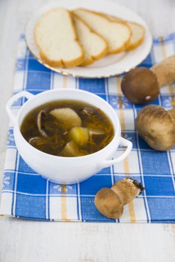 Ahşap bir masa üzerinde yabani mantar çorbası