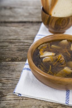 Ahşap bir masa üzerinde yabani mantar çorbası